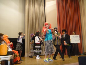 Alumnos de la Fundación interpretan una escena de la vida rusa