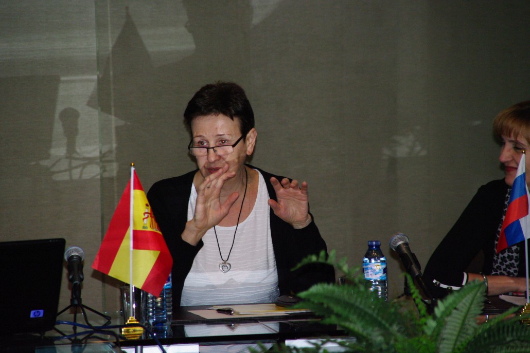 Doctora en ciencias filológicas Liudmila Miller de San Petersburgo interviene en uno de los seminarios organizados por la Fundación