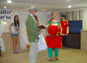 Integrantes del grupo teatral “El gato negro” en el espectáculo “Hotel Bay Kal”